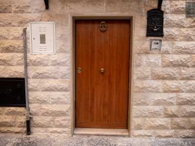 Tra l�altro i due curiosi decori sono testimoni di una singolare leggenda che si tramanda da diverse generazioni. Si racconta infatti che le arpie custodiscano un tesoro nascosto. Quest�ultimo va cercato nel luogo verso cui guarda il leone: una piccola porticina del palazzo di fronte, un tempo sede di un panificio
